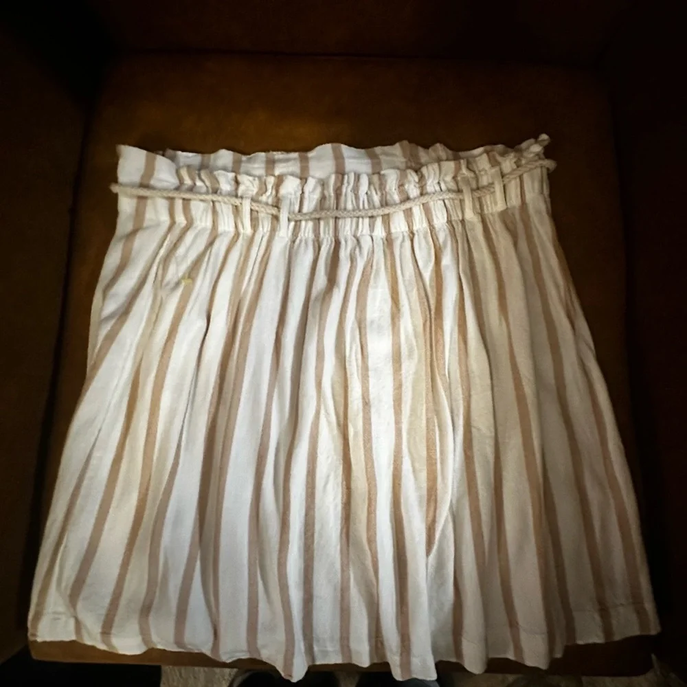 American Eagle Outfitters Beige and White Striped Shorts - Picture 2 of 3